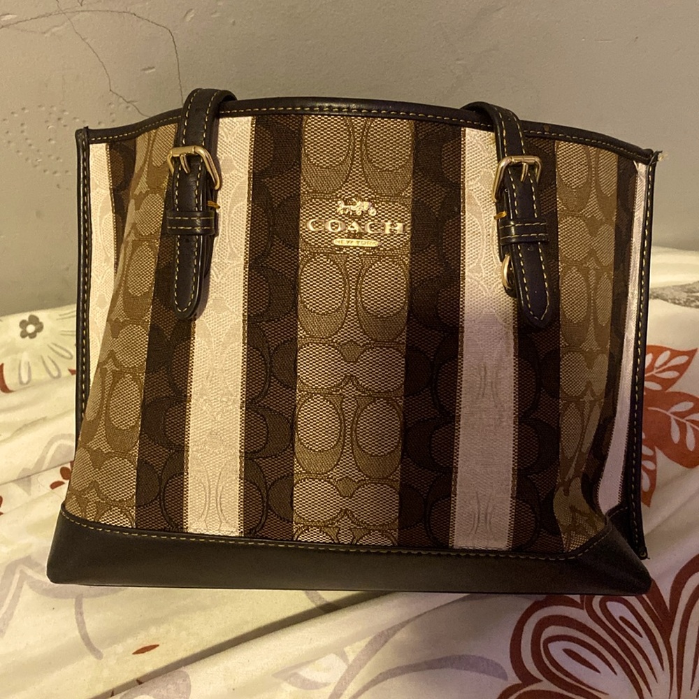 Selling cute coach bag🤎!!.